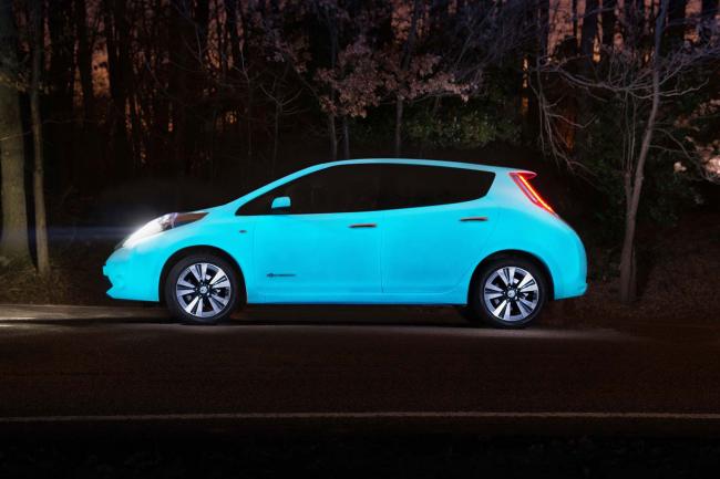 Une nissan leaf qui brille la nuit 