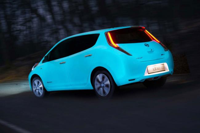 Une nissan leaf qui brille la nuit 