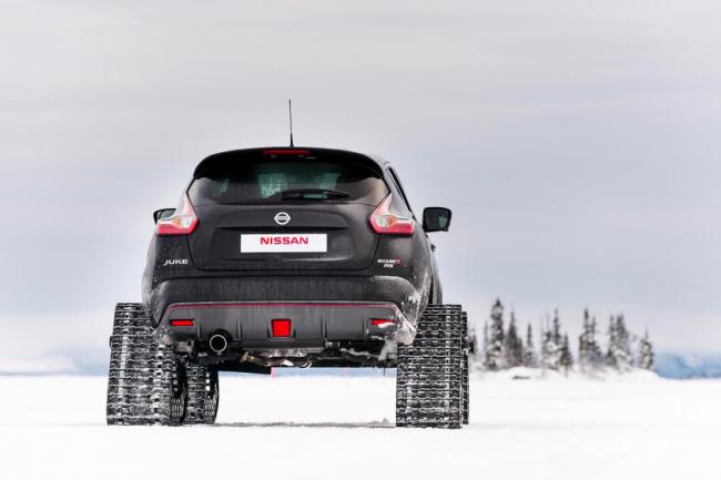 Un nissan juke nismo rs avec quatre chenilles 