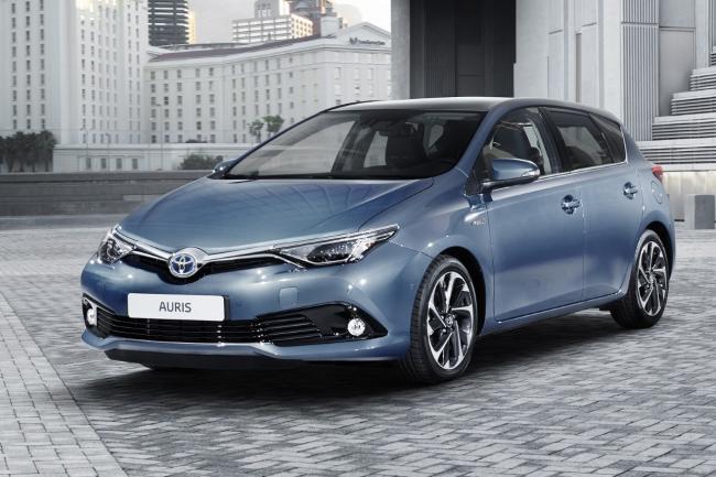 Comme l avensis la toyota auris se refait une beaute a geneve 