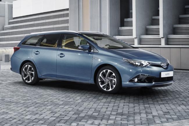 Comme l avensis la toyota auris se refait une beaute a geneve 