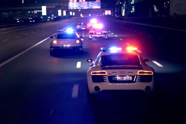 Police de dubai des vehicules de police en balade nocturne 