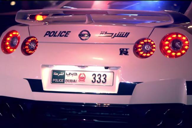 Police de dubai des vehicules de police en balade nocturne 