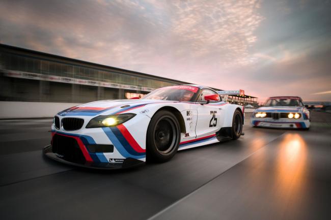 Un bmw z4 gtlm avec une livree historique 