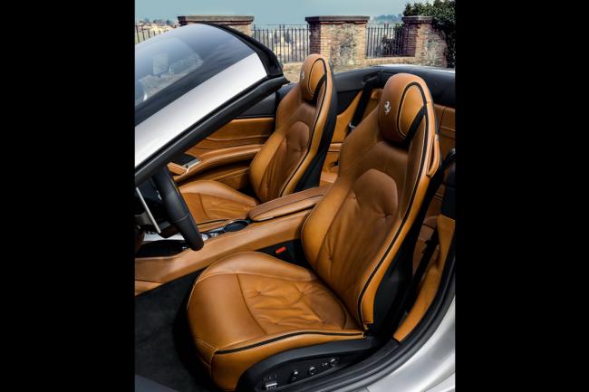 Une ferrari california t speciale a shanghai 