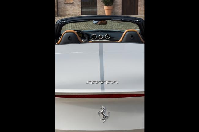 Une ferrari california t speciale a shanghai 