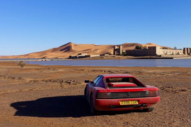 Harry metcalfe emmene une ferrari testarossa dans le sahara 