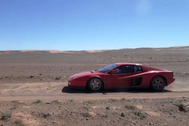 Harry metcalfe emmene une ferrari testarossa dans le sahara 