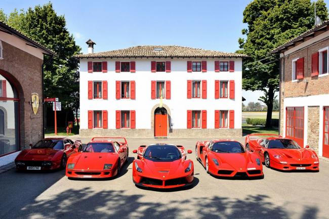 Quatre supercars ferrari reunies sur la piste de fiorano 