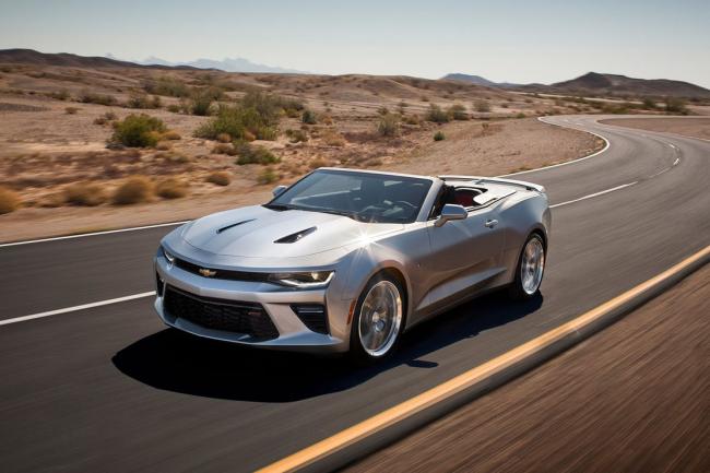 La chevrolet camaro cabriolet en clair 