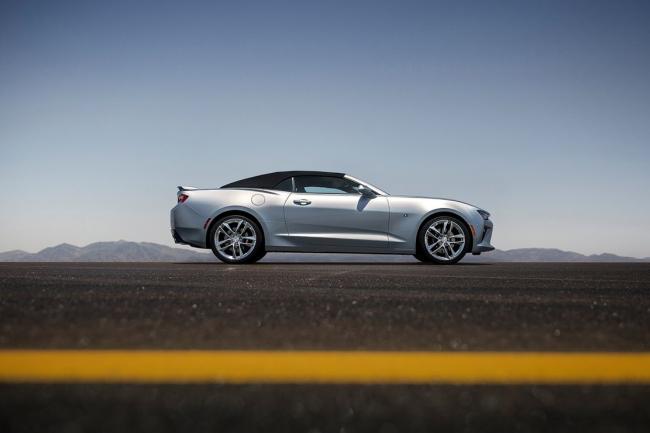 La chevrolet camaro cabriolet en clair 