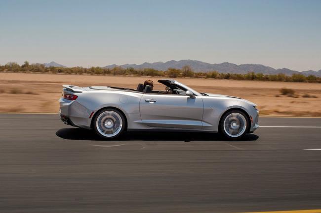 La chevrolet camaro cabriolet en clair 