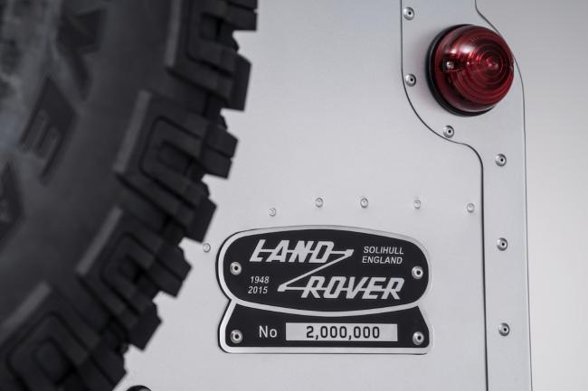 2 millions de land rover defender ca se fete 