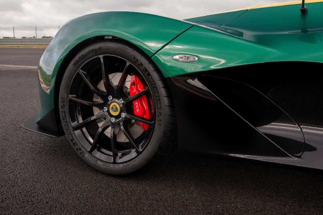Lotus 3 eleven 456 ch pour pres de 900 kg 