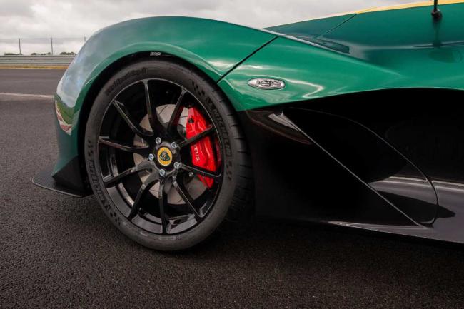 Lotus 3 eleven 456 ch pour pres de 900 kg 