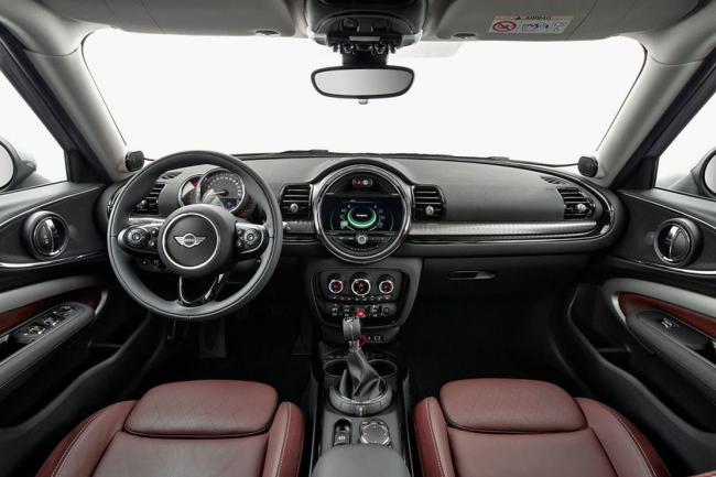 Le mini clubman montre sa carrosserie en avance 