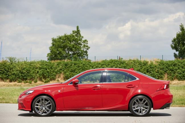 La lexus is adopte le turbo avec la 200t 