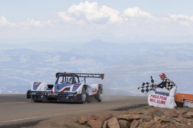 Rhys millen impose sa voiture electrique a pikes peak 