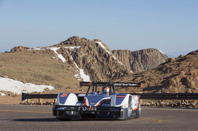 Rhys millen impose sa voiture electrique a pikes peak 