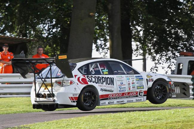 Roger clark s impose a goodwood avec une subaru wrx sti gobstopper ii 