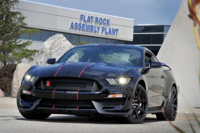 Les ford mustang shelby gt350 et gt350r entrent en production 