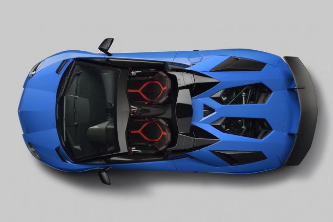 La lamborghini aventador sv enleve le haut 