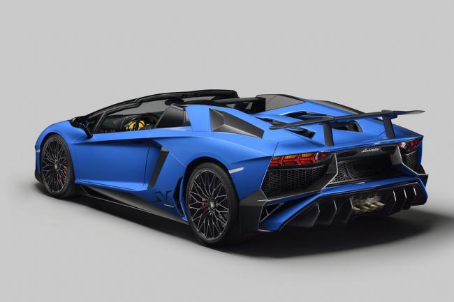 La lamborghini aventador sv enleve le haut 