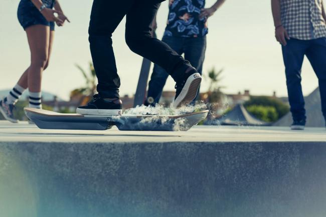 Le hoverboard de lexus entre en action 