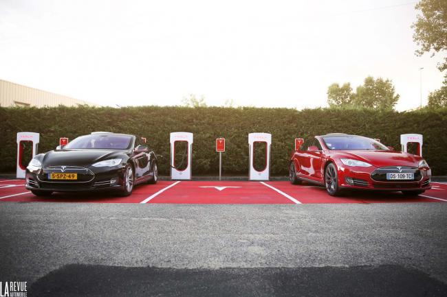 Tesla invite ses clients a limiter l usage des superchargers 