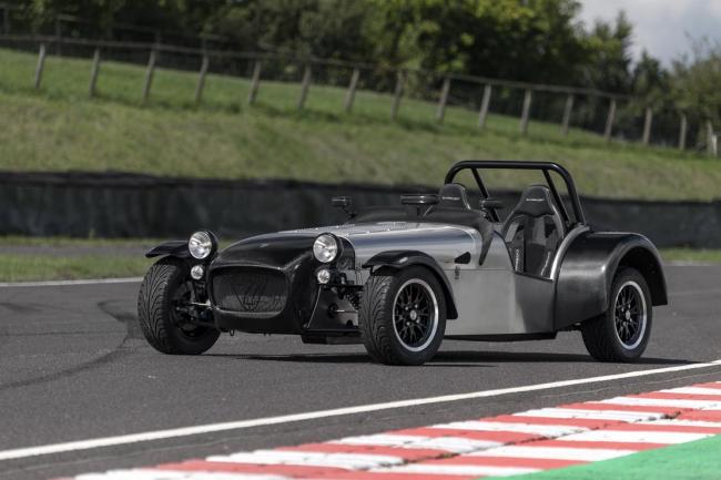 Caterham fait revivre le mythe de la seven superlight avec la twenty 