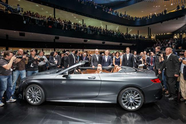 Une mercedes classe s a ciel ouvert avec la version cabriolet 