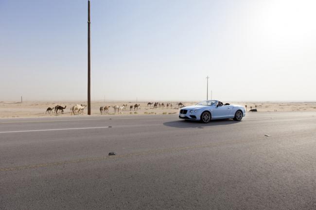 La bentley continental gtc v8 s en promenade dans le desert 