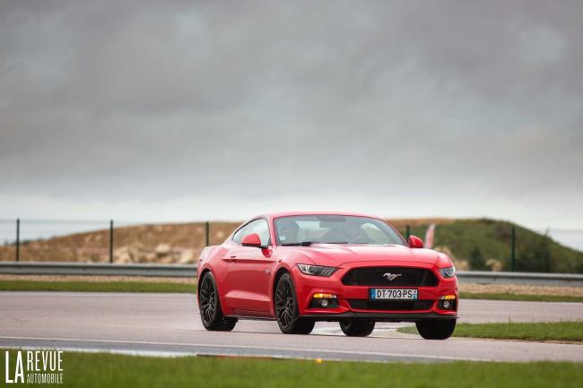 Essai ford une mustang gt un circuit et de la pluie 