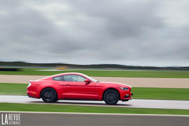 Essai ford une mustang gt un circuit et de la pluie 