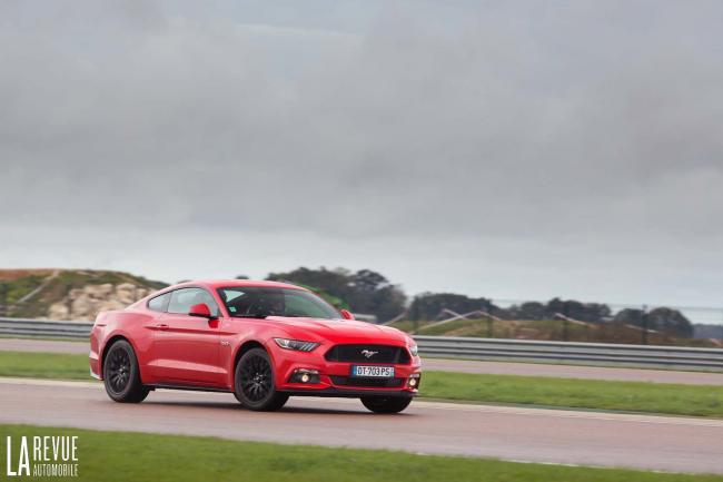 Essai ford une mustang gt un circuit et de la pluie 