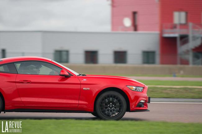 Essai ford une mustang gt un circuit et de la pluie 