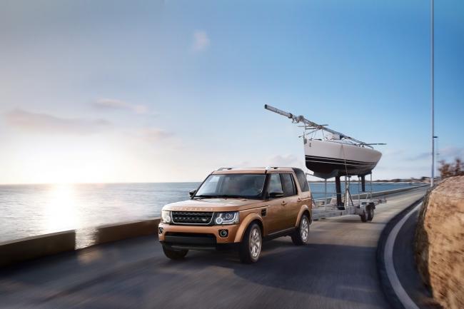 Plus de style pour le disco avec les land rover discovery landmark et graphite 