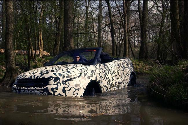 Le range rover evoque cabriolet s aventure entre les arbres 