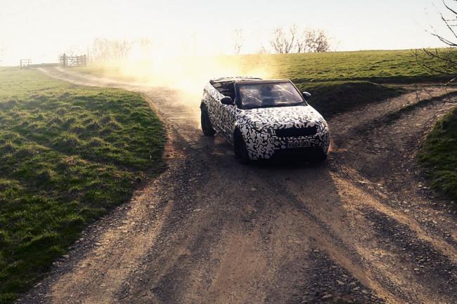 Le range rover evoque cabriolet s aventure entre les arbres 