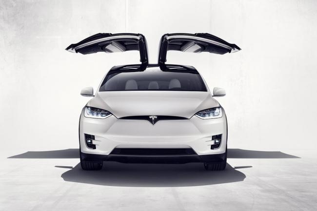 Tesla lance son crossover electrique model x 