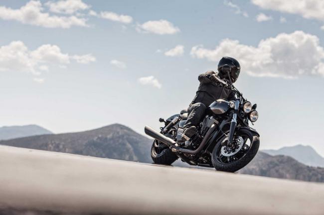 Triumph thunderbird nightstorm lange noir de la route 