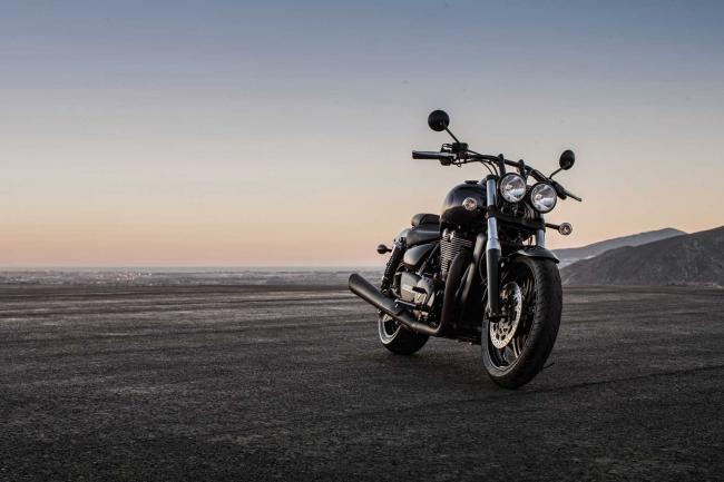 Triumph thunderbird nightstorm lange noir de la route 