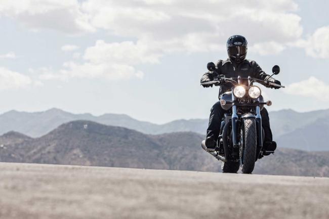 Triumph thunderbird nightstorm lange noir de la route 