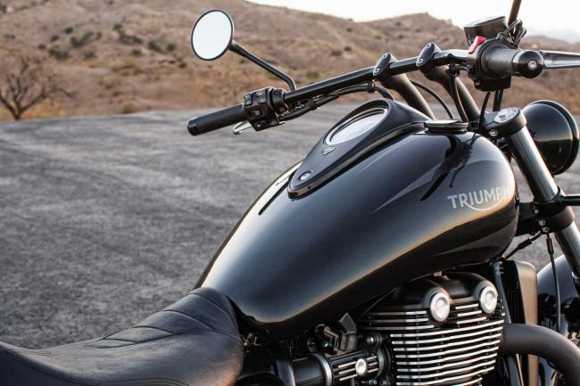 Triumph thunderbird nightstorm lange noir de la route 