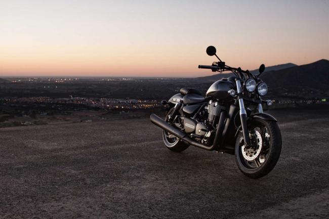 Triumph thunderbird nightstorm lange noir de la route 