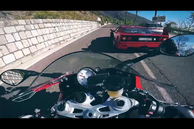 Une bmw s1000rr en duel avec une ferrari f40 