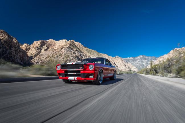 Une ford mustang a la sauce resto mod avec les ringbrothers 