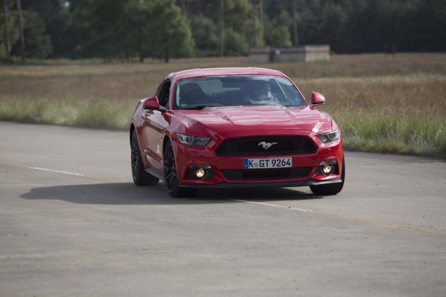 Ford mustang gt la meilleure voiture pour les cascades 