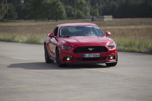 Ford mustang gt la meilleure voiture pour les cascades 