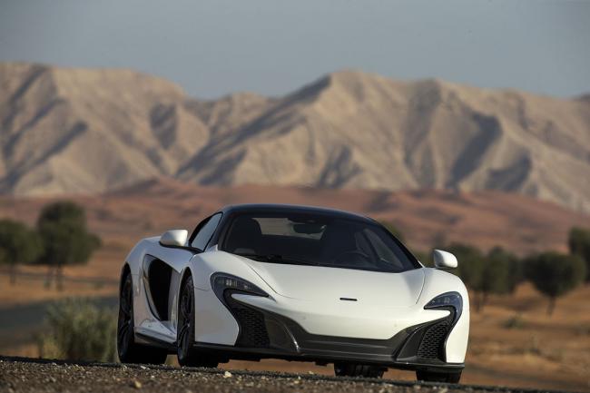 Mclaren 650s spider al sahara 79 avec une peinture a la poussiere d or 